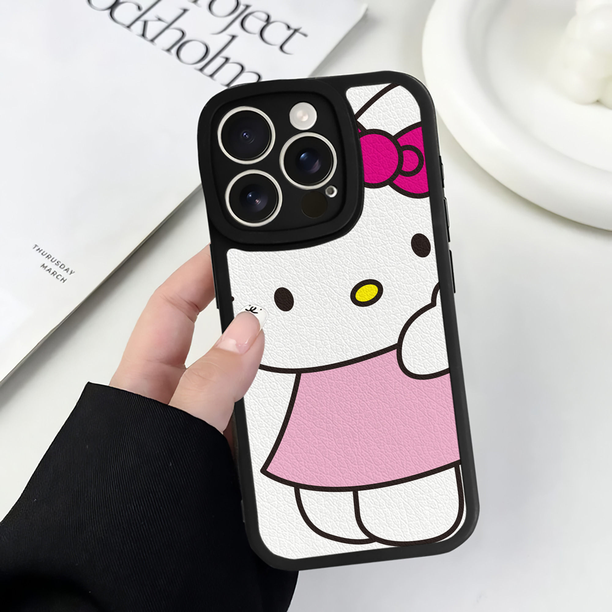 （画像用） Hello Kitty ハローキティ 【iPhone 16シリーズ対応】シリコンスマホケース（レザー調） 材質：シリコン